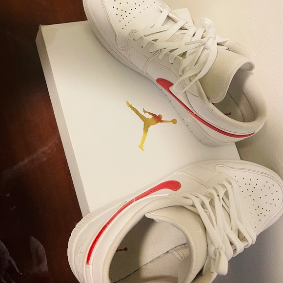Air Jordan 1 low top (women’s) - Picture 1 of 6